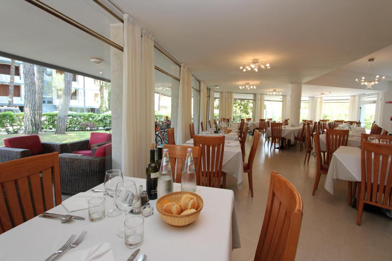 Hotel Laura Bibione Kültér fotó